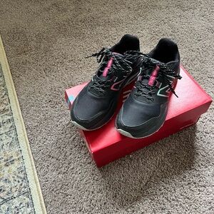 New Balance 410v8 trail running shoe, black blue, sz 10 women's